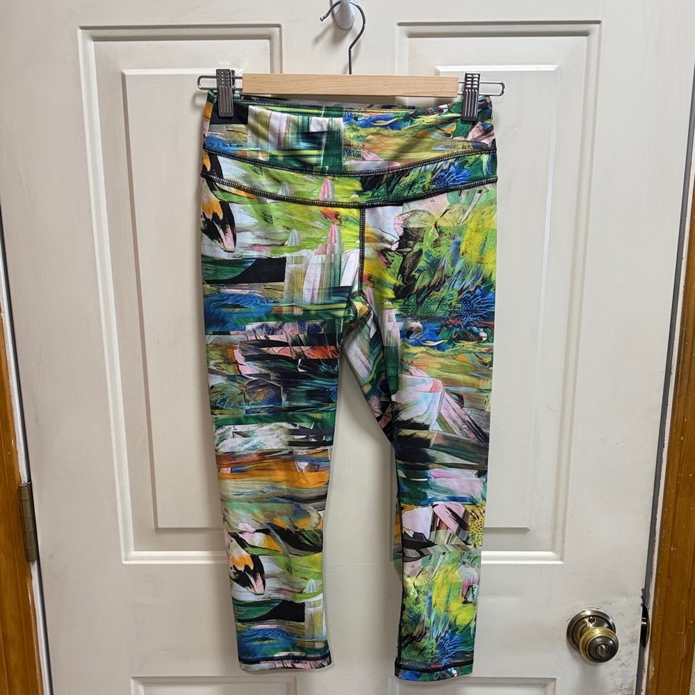 Lucy Studio Hatha Active Cropped Leggings in Blurred Floral Print